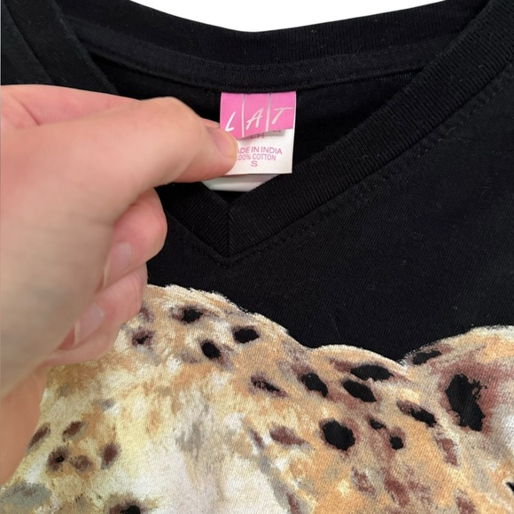 Cheetah Graphic Womens V Neck Shirt Wildlife Big Cat Art Small LAT Black - Picture 2 of 2